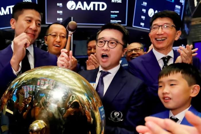 Il fondatore di AMTD Digital Calvin Choi suona una campana cerimoniale sul pavimento della Borsa di New York