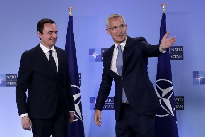Jens Stoltenberg, a destra, con il primo ministro del Kosovo Albin Kurt