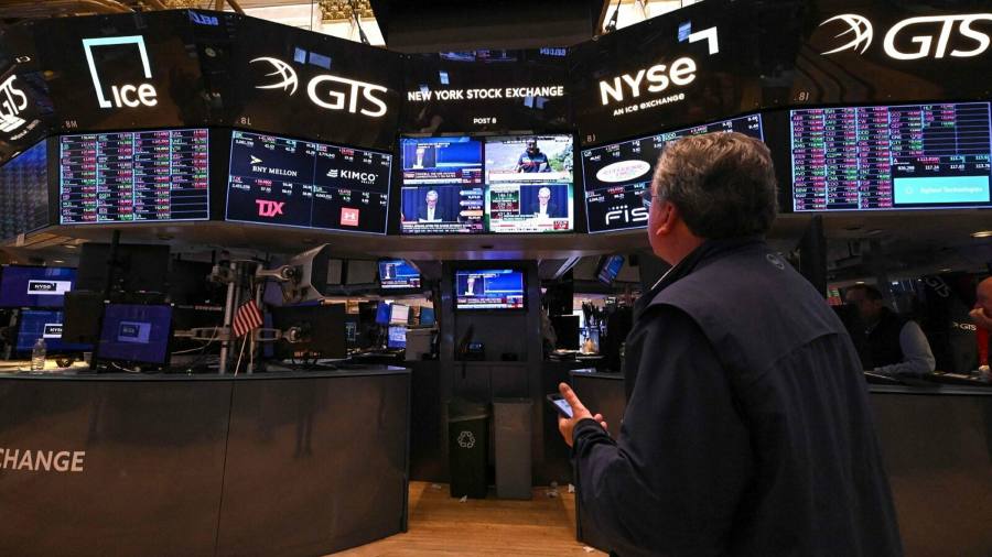 Azioni in sordina dopo che i verbali della Fed indicano una prolungata lotta all'inflazione