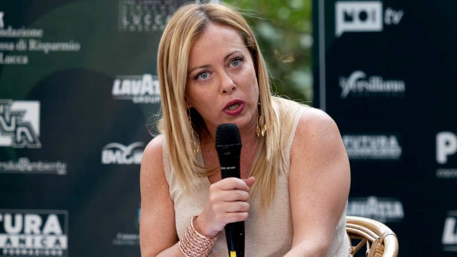 La leader delle elezioni italiane Giorgia Meloni afferma che non metterà a rischio i fondi Covid