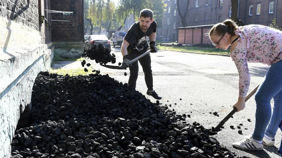 La Polonia ricca di carbone si lamenta della dipendenza dalla Russia poiché le forniture domestiche scarseggiano