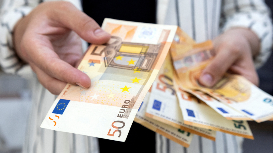 L'euro tocca il nuovo minimo da 20 anni a causa dell'oscuramento delle prospettive economiche