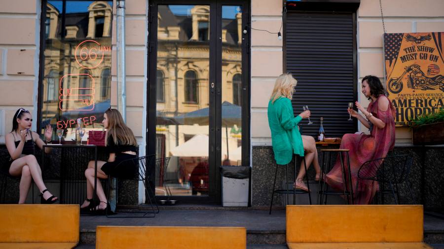 Club, techno e convivenza con la guerra: la nuova normalità di Kiev