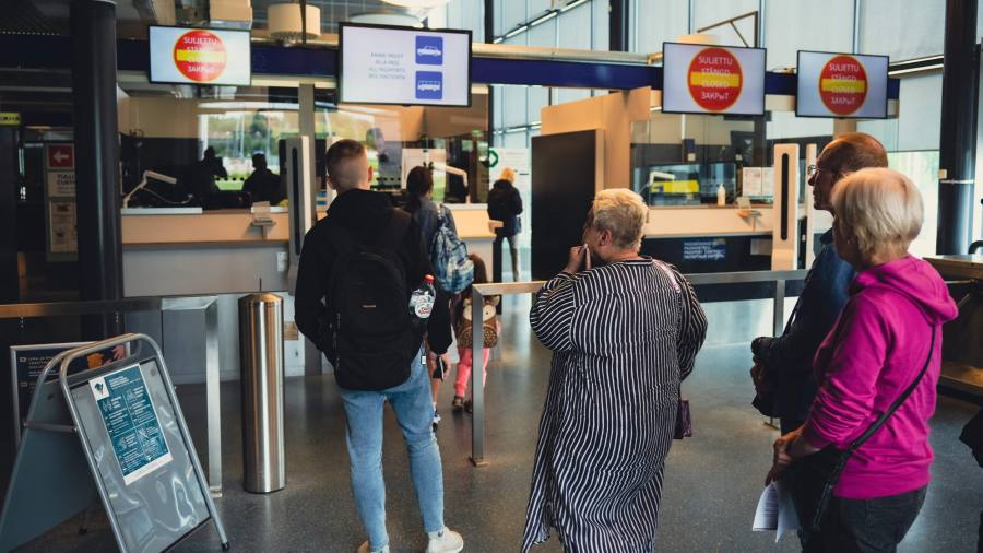 L'Europa dovrebbe vietare i turisti russi?