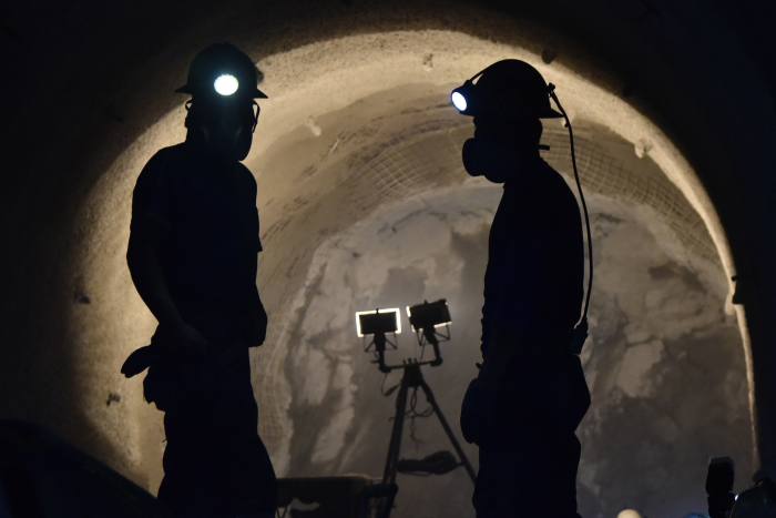 Minatori all'interno di una miniera di stagno-zinco