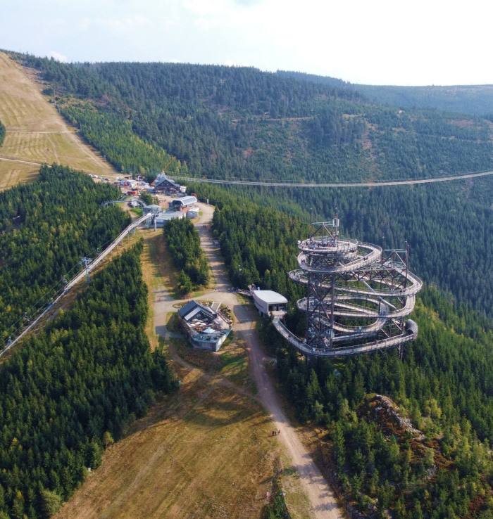 Vista della Sky Walk a spirale d'acciaio