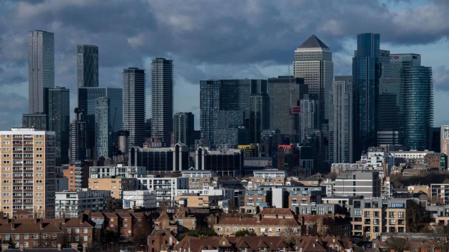 I profitti di Ashmore si dimezzano mentre gli investitori fuggono dai mercati emergenti