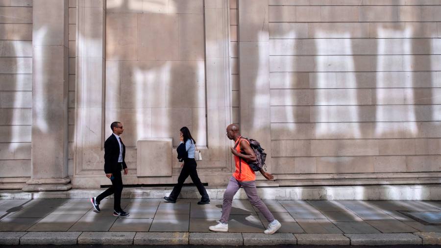 Gli investitori si tirano indietro dal "vuoto politico" del Regno Unito