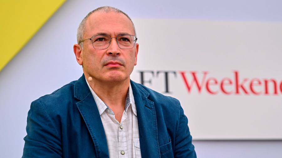 Mikhail Khodorkovsky esorta l'Occidente a inviare più armi in Ucraina