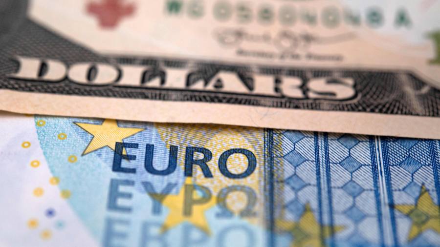 Il dollaro scivola davanti al rapporto sull'inflazione statunitense