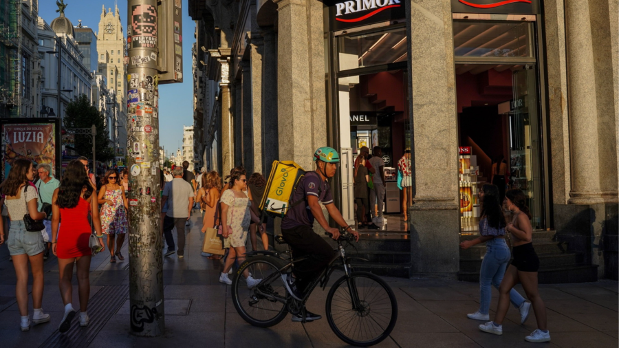 La spinta dei lavoratori a collegare l'aumento dei salari all'inflazione turba i banchieri centrali
