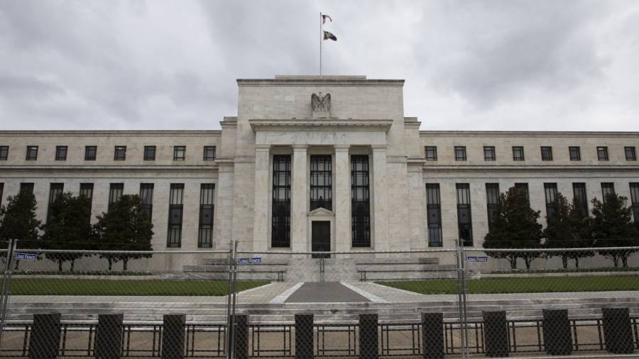 Le azioni di Wall Street scivolano mentre gli investitori guardano al rialzo dei tassi della Fed