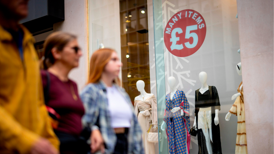 La sterlina raggiunge il minimo da 37 anni rispetto al dollaro mentre aumentano i timori di recessione