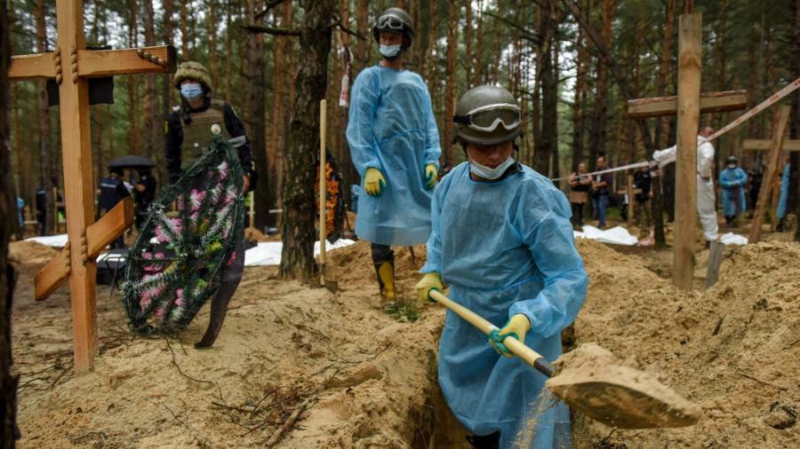 Tomba comune trovata nella città ucraina riconquistata di Izyum