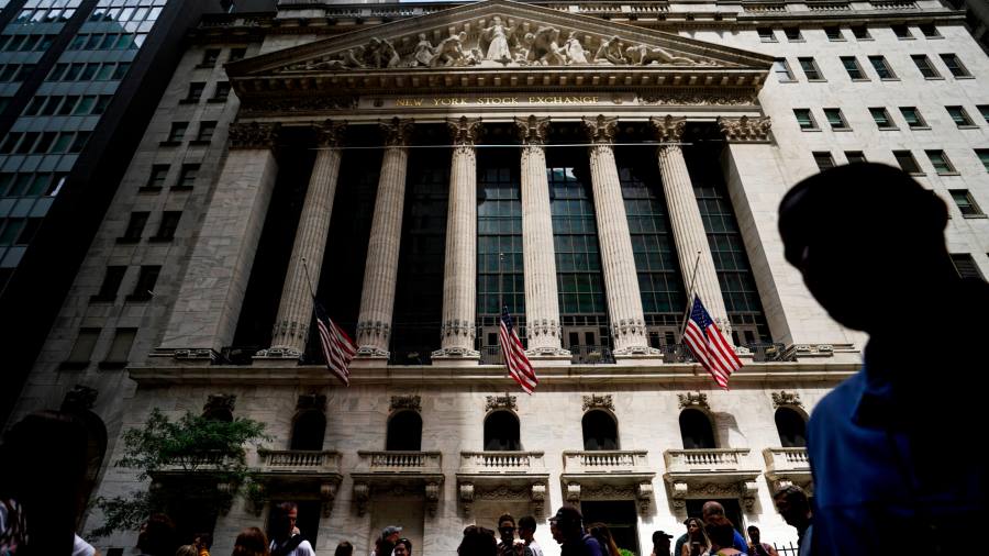 Le azioni globali scendono per la seconda settimana consecutiva mentre le banche centrali alzano i tassi