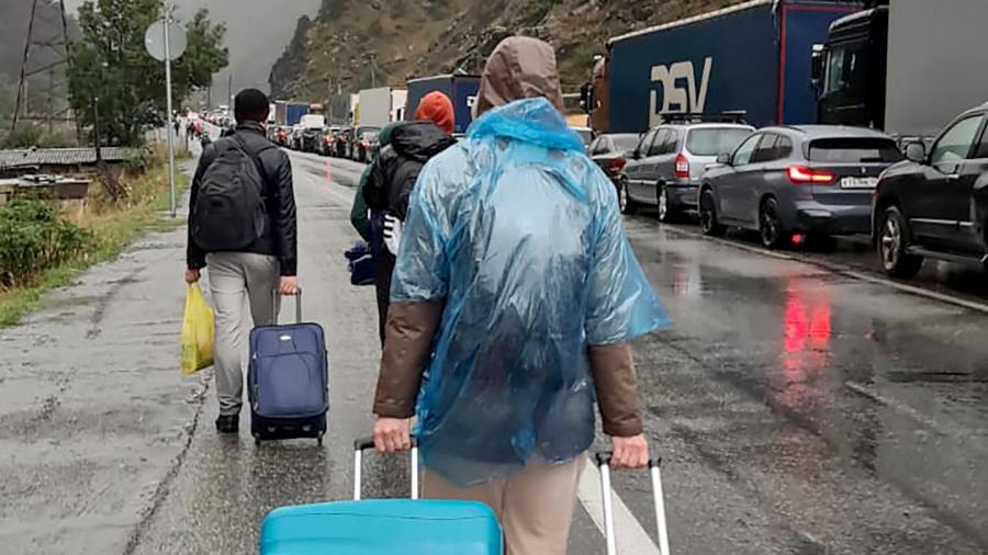 Il Cremlino afferma che "nessuna decisione presa" sulla chiusura dei confini russi tra la rabbia della mobilitazione