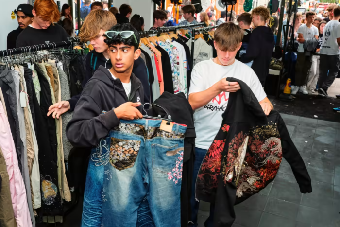 Clienti a un evento di moda organizzato online 