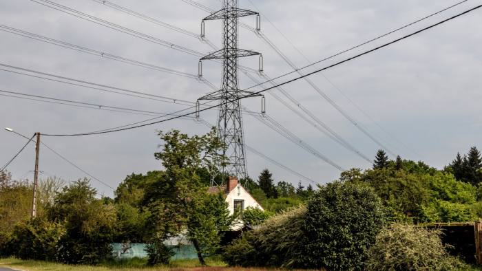 Linee elettriche ad alta tensione a Dampierre-en-Burly, Francia