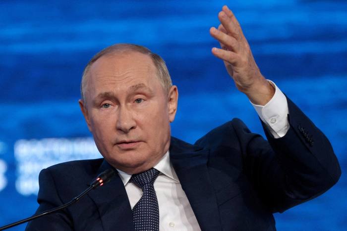 Vladimir Putin fa gesti a un evento