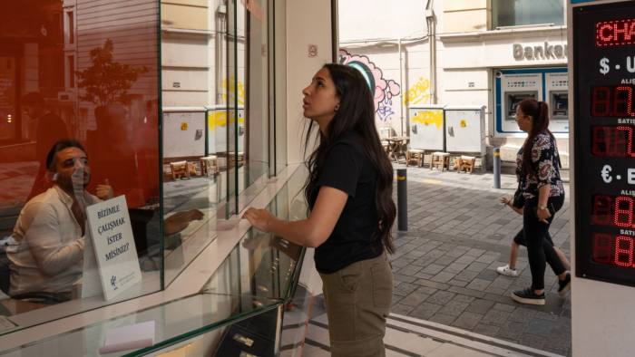 Una scheda elettronica visualizza le informazioni sui tassi di cambio presso un ufficio di cambio valuta a Istanbul, in Turchia, il 24 giugno 2022