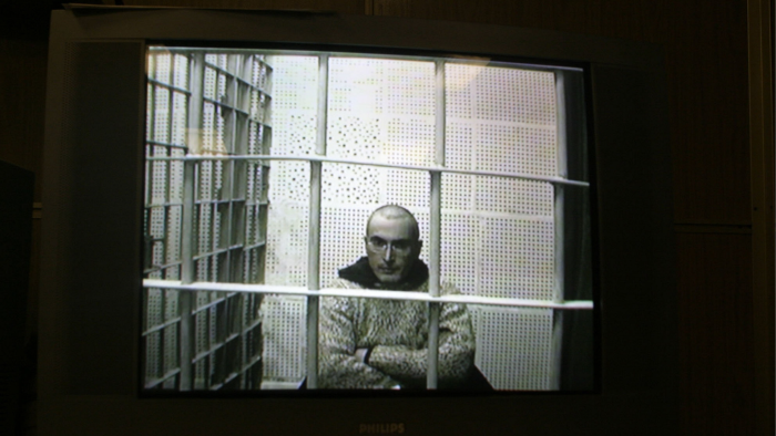 Un'immagine CCTV in bianco e nero di Mikhail Khodorkovsky in una cella 