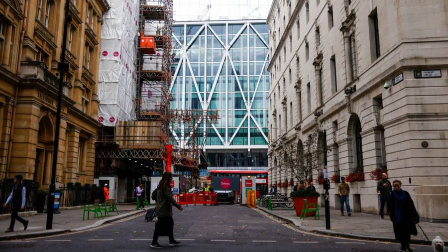 Gli investitori si accumulano dai fondi immobiliari del Regno Unito dopo lo shock del mercato obbligazionario