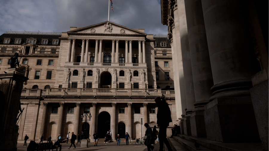 Sterline e gilt salgono mentre aumenta la pressione su Liz Truss per abbandonare i tagli alle tasse