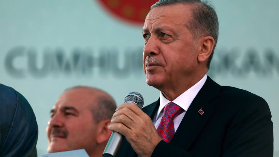 La Turchia taglia il tasso di interesse di riferimento nonostante l'inflazione dilagante