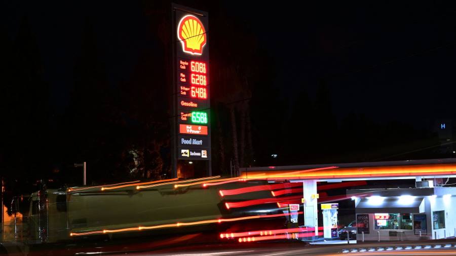 Gli Stati Uniti utilizzano le scorte di greggio come arma nella battaglia globale sul prezzo del petrolio