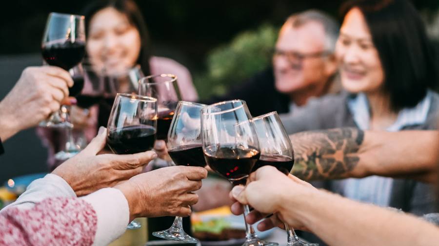 Il prezzo del vino rosso ricco sale alle stelle mentre il Regno Unito abbandona il duty freeze