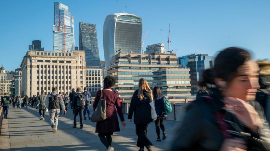 Secondo gli economisti, l'aumento delle stime sull'immigrazione nel Regno Unito potrebbe ridurre il buco fiscale di 5 miliardi di sterline