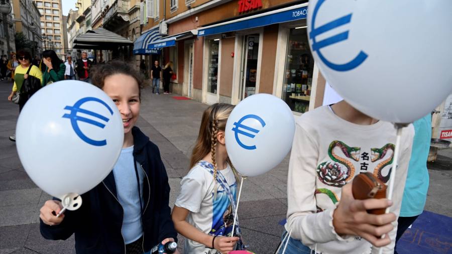 L'inflazione nell'Eurozona raggiunge il record del 10,7%