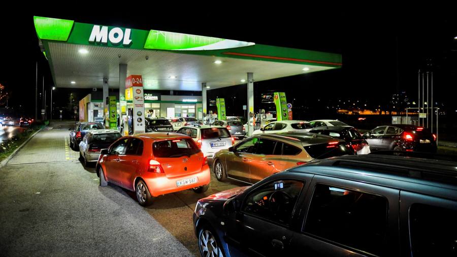 L'Ungheria elimina il tetto massimo del prezzo del carburante dopo che il calo delle importazioni frena l'offerta