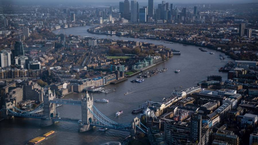 Numis avverte del colpo di bonus mentre l'attività del mercato azionario si prosciuga