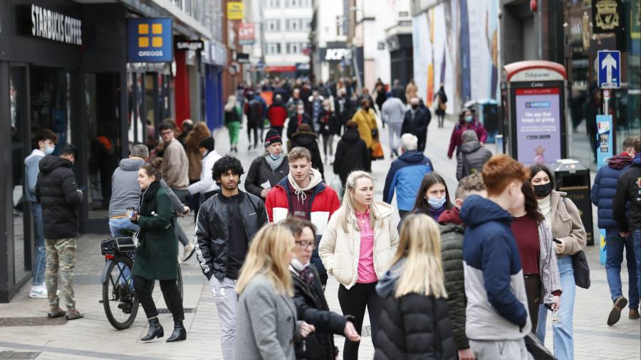 Le infezioni da Covid aumentano in Inghilterra prima della stagione delle feste di Natale