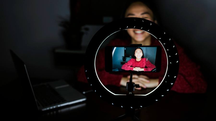 Fai attenzione agli influencer che colmano il divario di consulenza finanziaria