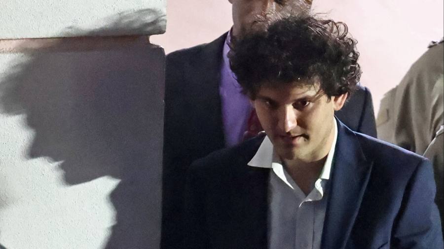 'Frode in pantaloncini e magliette': il caso contro il fondatore di FTX