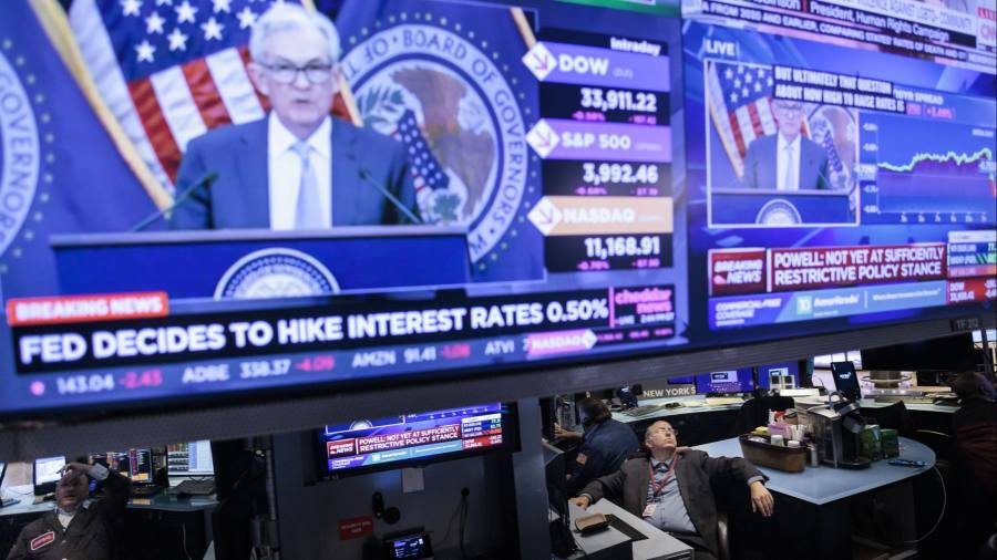 Le azioni globali sono crollate dopo che le banche centrali hanno aumentato i tassi di interesse