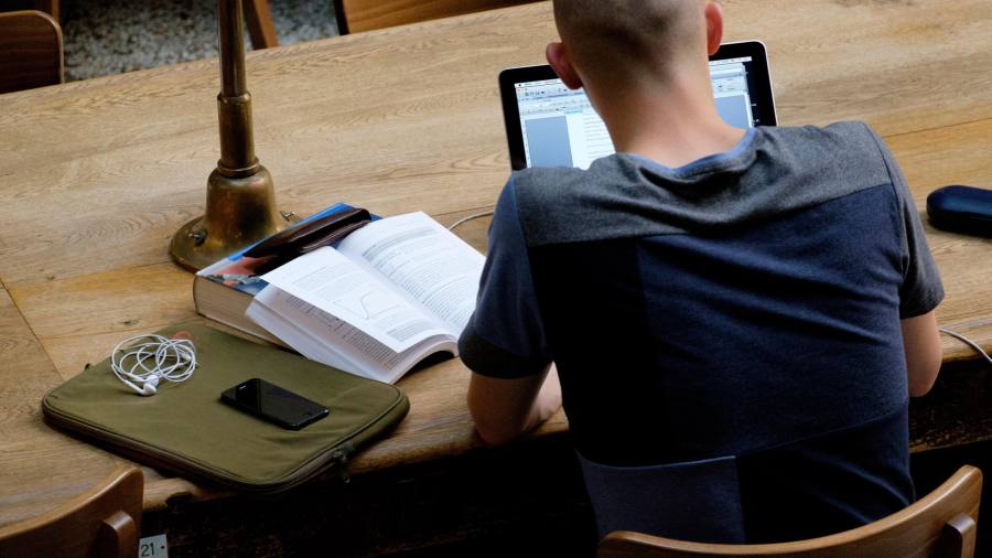 La svolta dell'intelligenza artificiale ChatGPT lancia l'allarme per gli imbrogli degli studenti