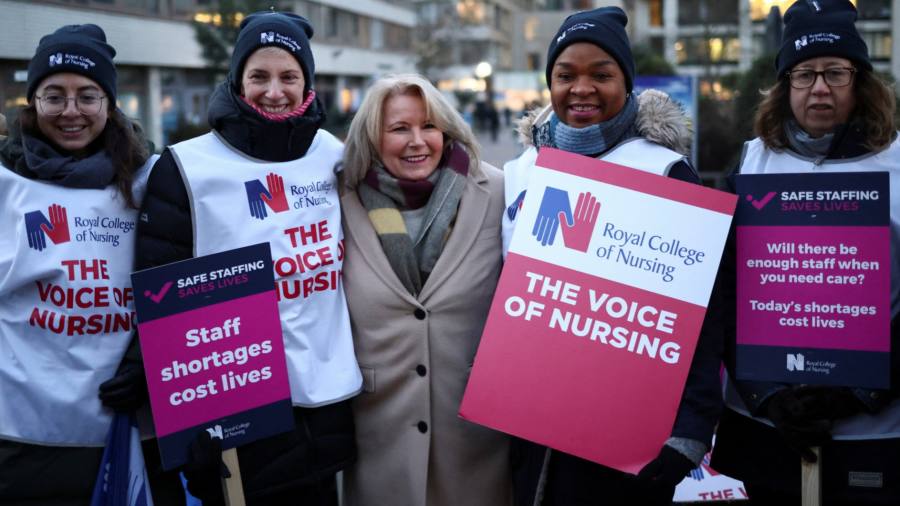 Pat Cullen: il capo sindacale che guida le infermiere britanniche in sciopero