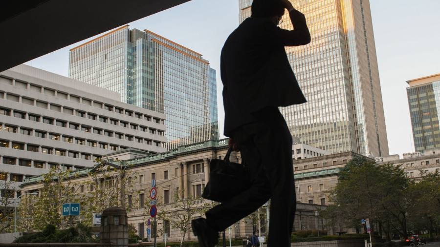 La mossa della Bank of Japan per allentare il limite di rendimento dà una vittoria agli orsi obbligazionari