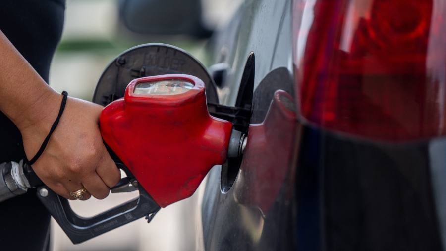 Il calo del prezzo delle azioni di Tesla porta la valutazione al di sotto di ExxonMobil