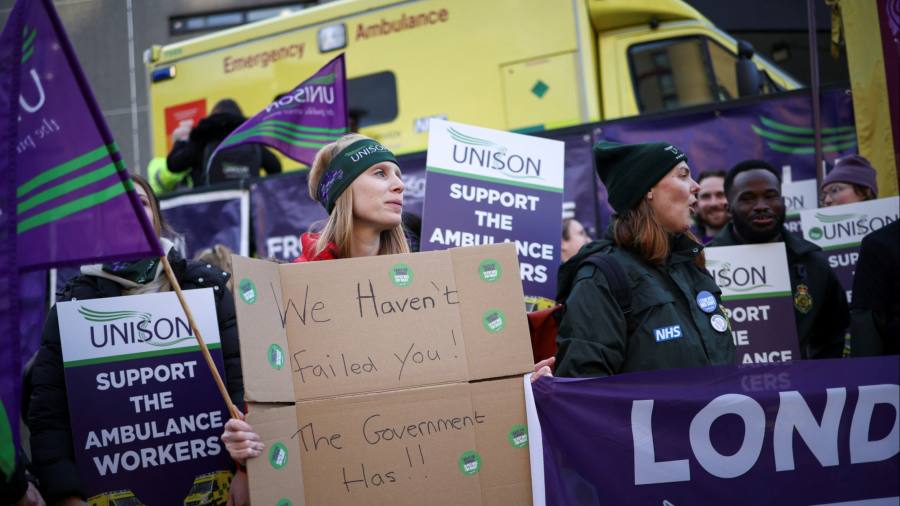 Nuovi scioperi delle ambulanze annunciati mentre i sindacati del Regno Unito promettono di continuare gli scioperi