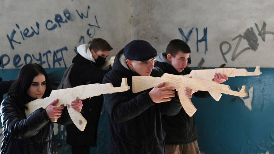 Invasion di Luke Harding - un racconto avvincente della guerra della Russia contro l'Ucraina