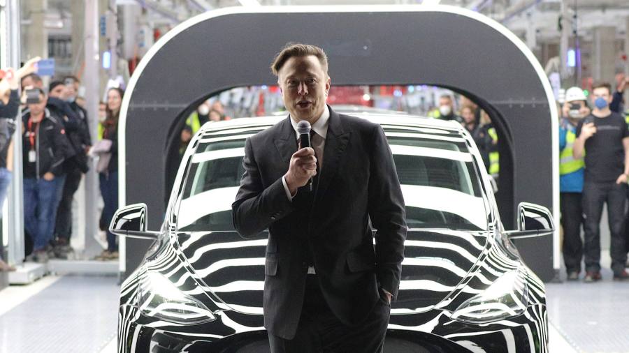 Musk rompe l'incantesimo che aveva intessuto attorno a Tesla