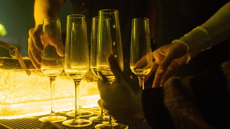 Gli investitori di vino assaporano i migliori Borgogna e lo Champagne d'annata