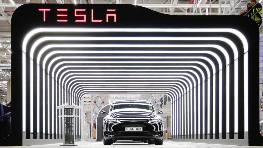 Le azioni Tesla scivolano sui timori di consegna mentre il valore di Apple scende sotto i $ 2 trilioni