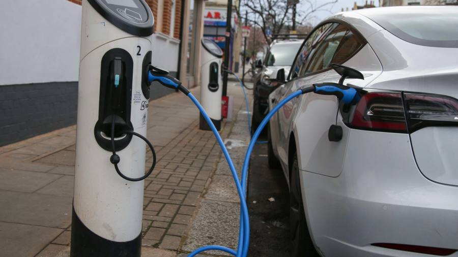 Le vendite di auto elettriche nel Regno Unito superano per la prima volta il diesel