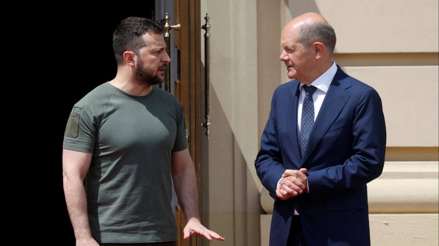 Perché Scholz ha abbandonato il suo rifiuto di lunga data di inviare armi pesanti in Ucraina