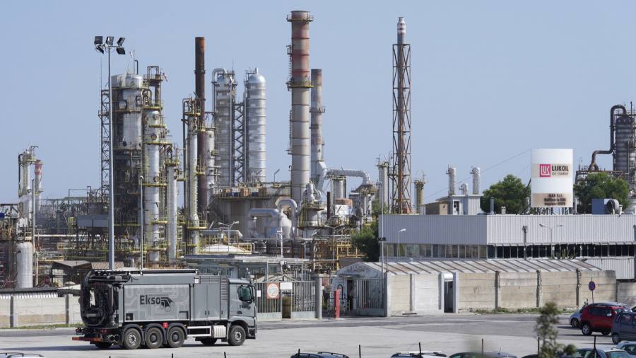 La russa Lukoil vende la raffineria italiana a un fondo di private equity sostenuto da Israele